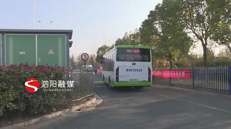 　　公交車司機們說，他們做的就是舉手之勞，沒想到黃先生會找到公司，贈送錦旗。  　　泗陽交通產(chǎn)業(yè)集團城市公交分公司107路公交車司機 楊軍：作為我們駕駛員，給乘客搭把手肯定會給他們帶來一些便利，對于這樣事情，我們肯定會一如既往的再繼續(xù)下去。